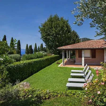 Irene In 别墅 巴多利诺